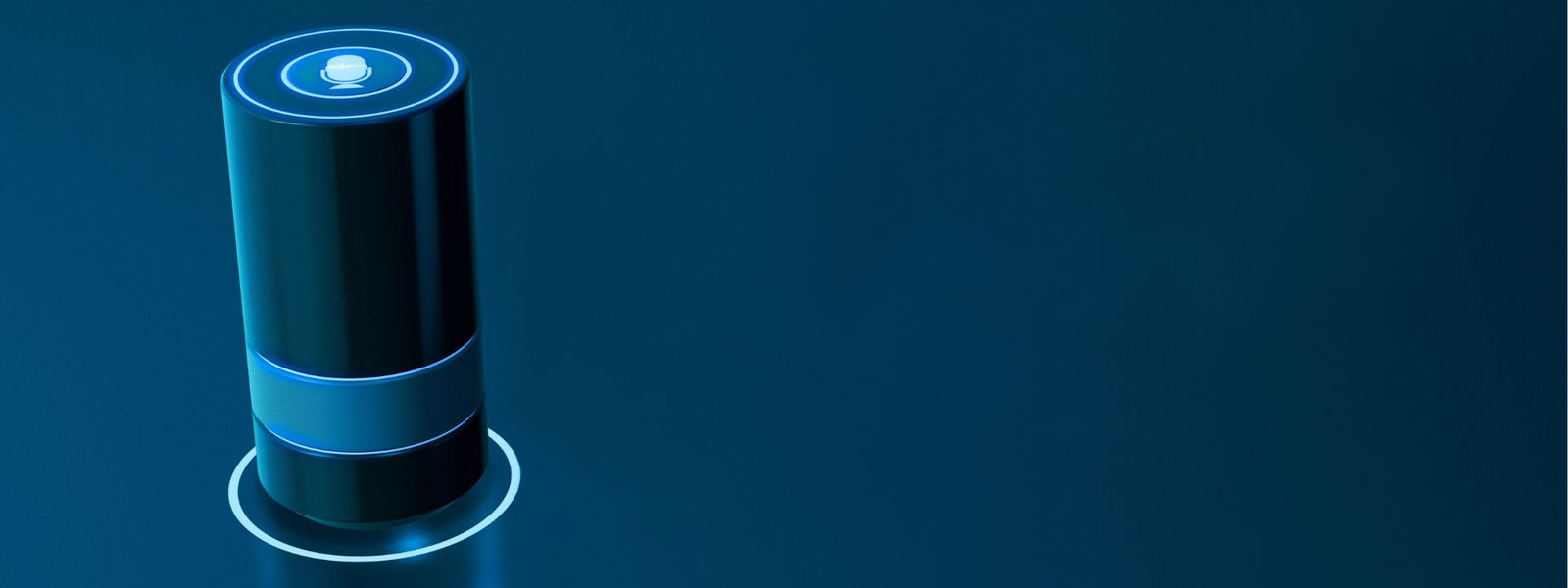 Smart Speaker vor blauem Hintergrund