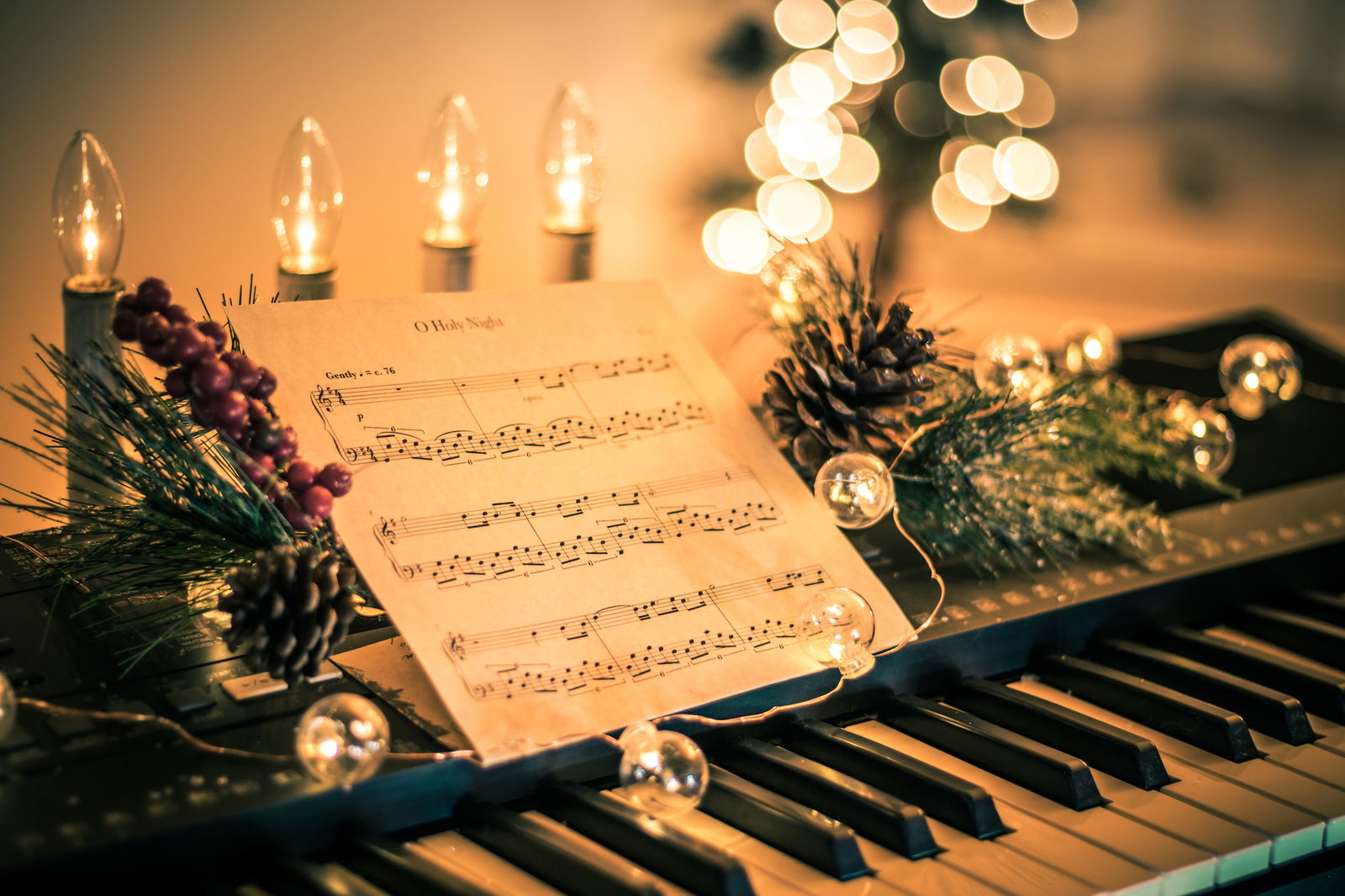 Klavier mit Notenblatt weihnachtlich geschmückt