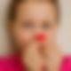 Kleines Kind mit Herz in der Hand