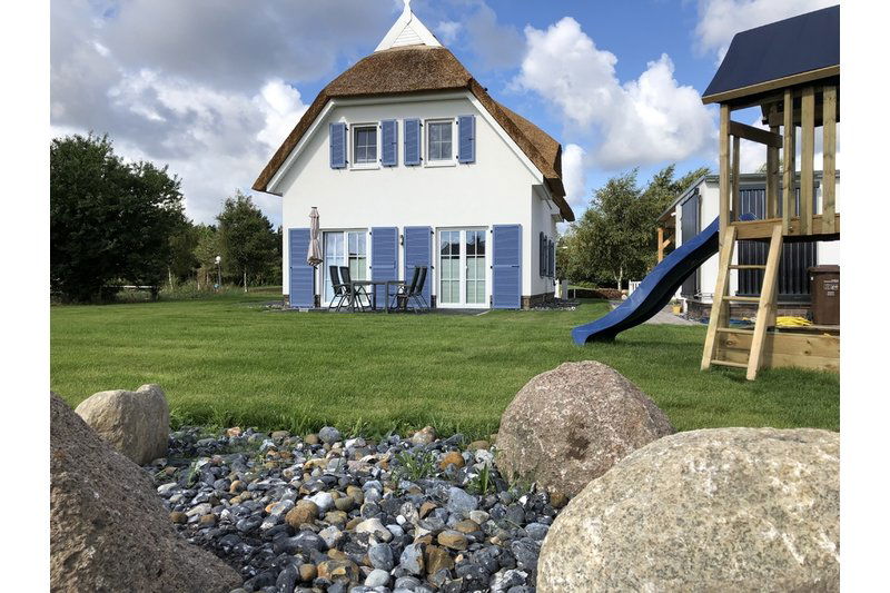 Gartenseite mit eigenem Spielplatz Urlaubsretter