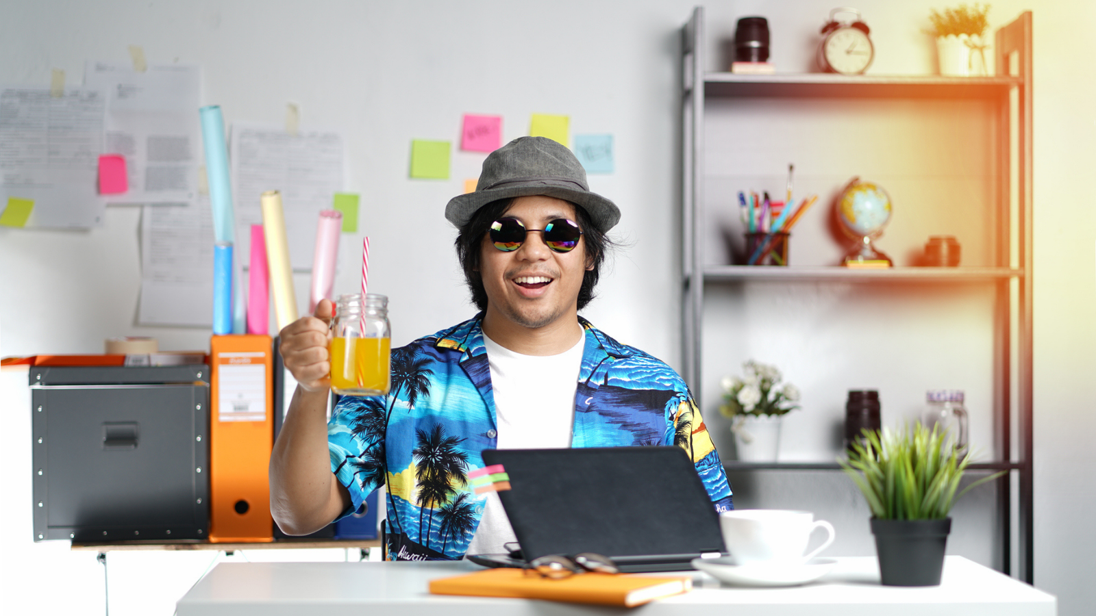 Urlaub im Alltag bewahren Symbolbild Büro