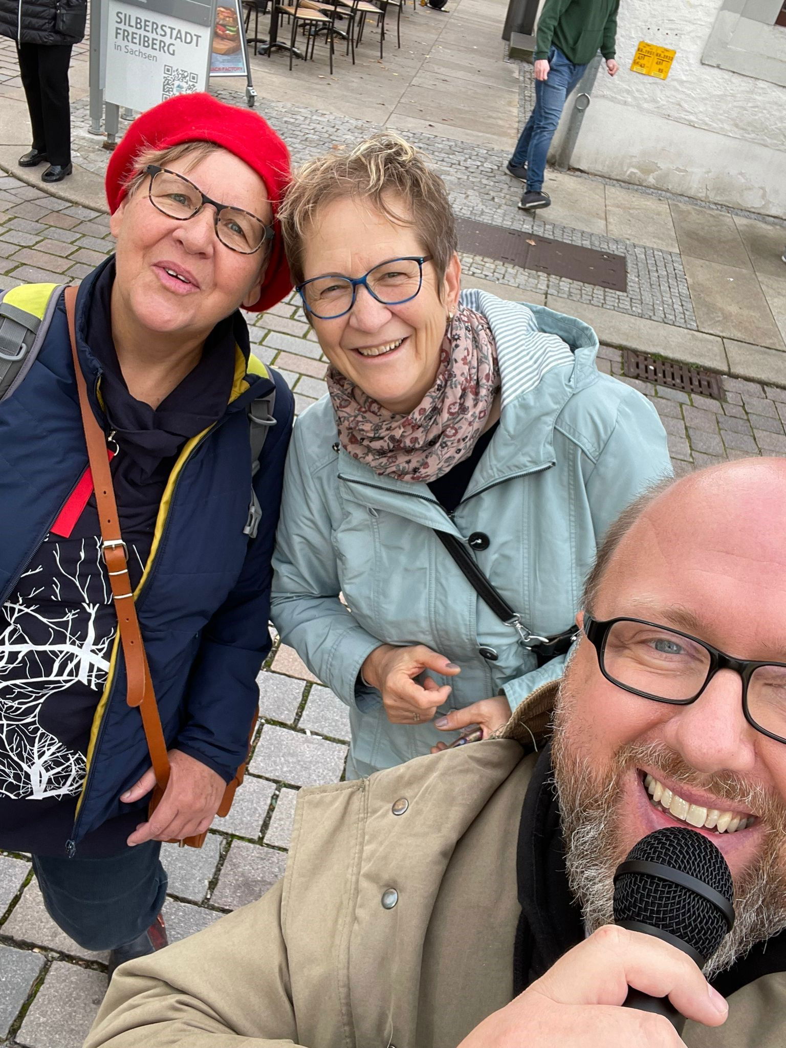 Besucherinnen Straßenmusiker Ohne Geld durch Sachsen