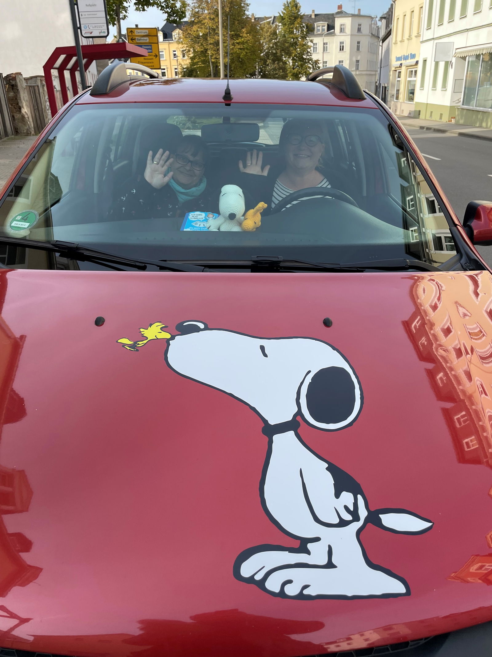 Ohne Geld Tag 1 Pirna Uta und ihre Freundin im Auto