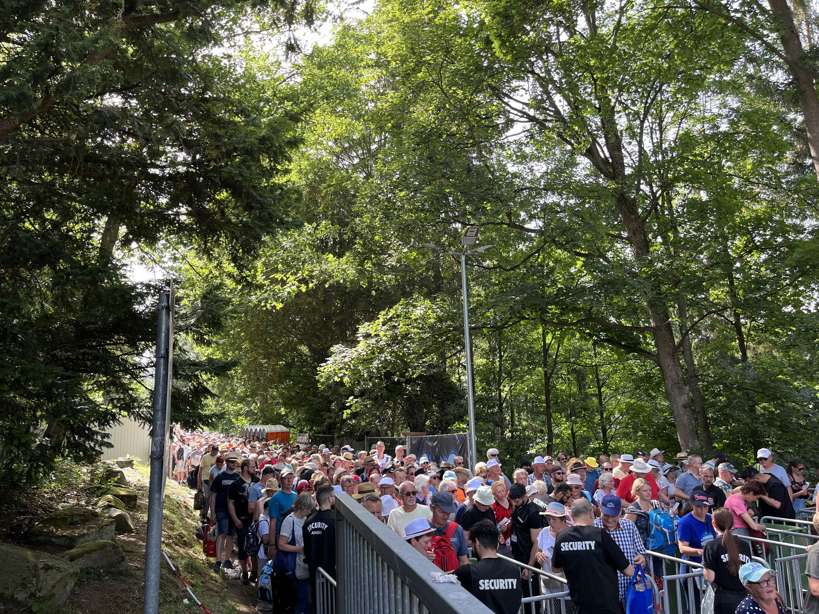 Die Menge wartet am Eingang
