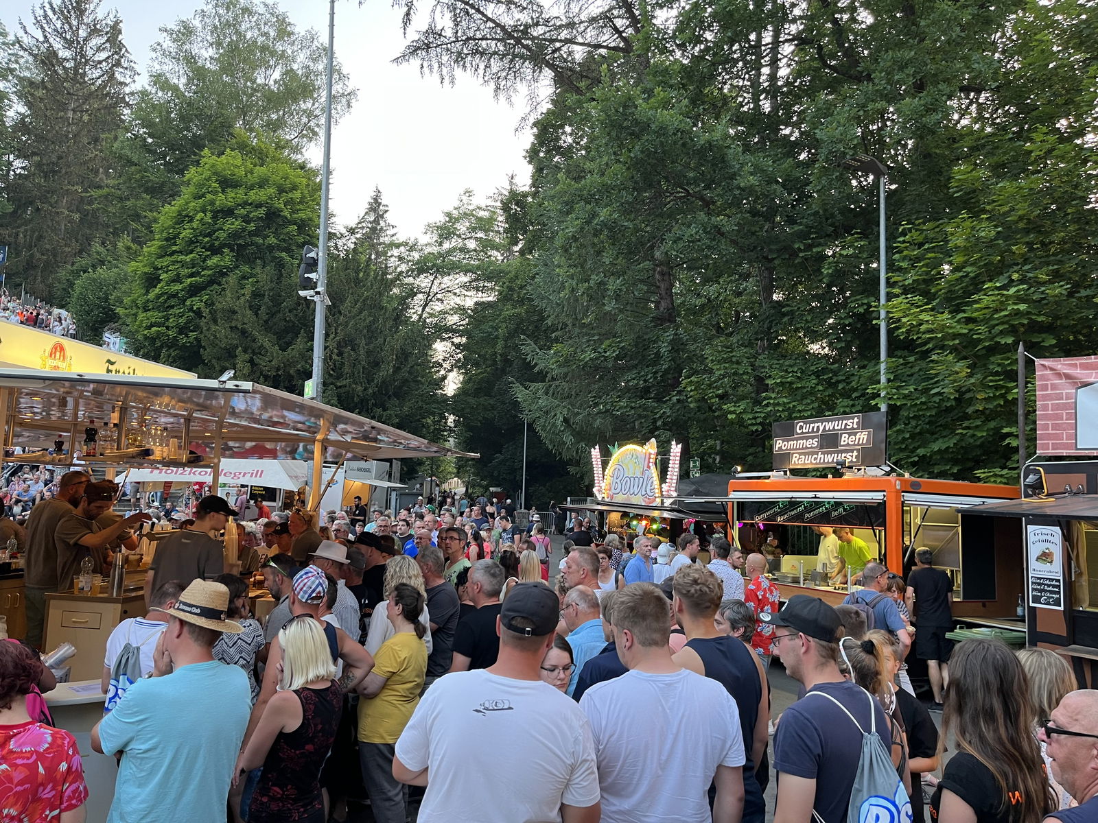 Zuschauer im Essens- und Getränkebereich