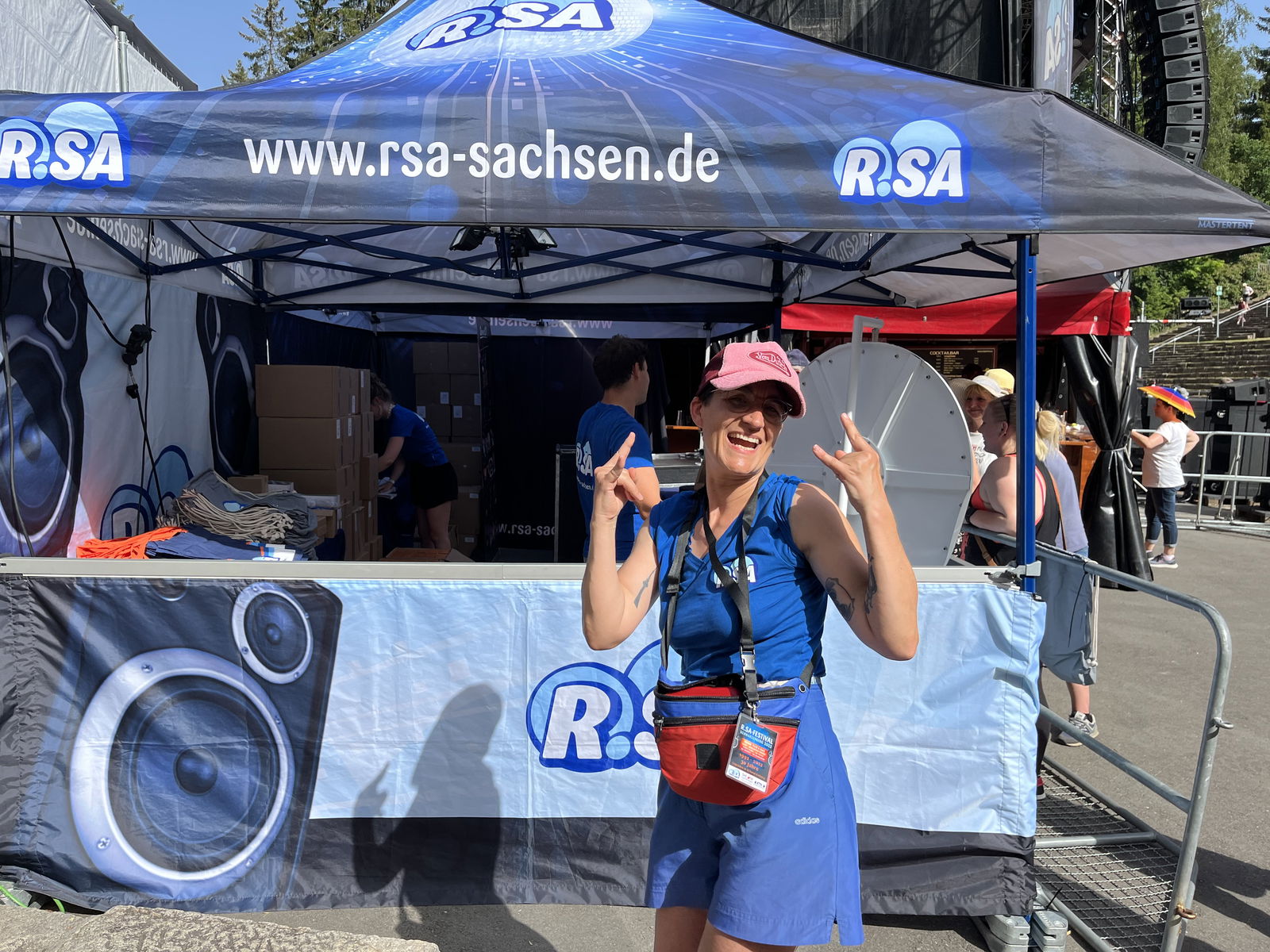 Grit aus dem R.SA-Team am Merchandise-Stand