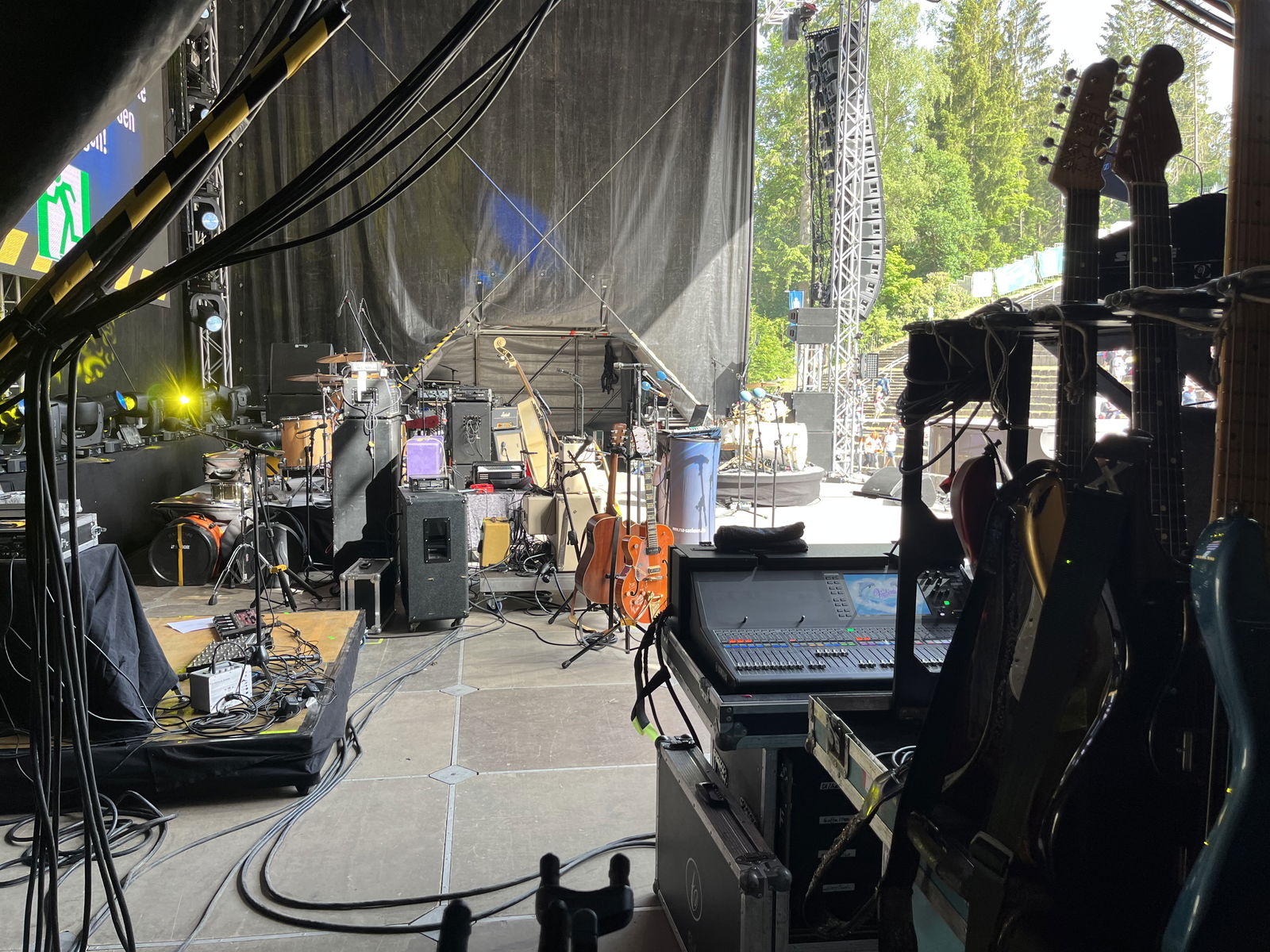 Blick auf die Bühne von der Seite