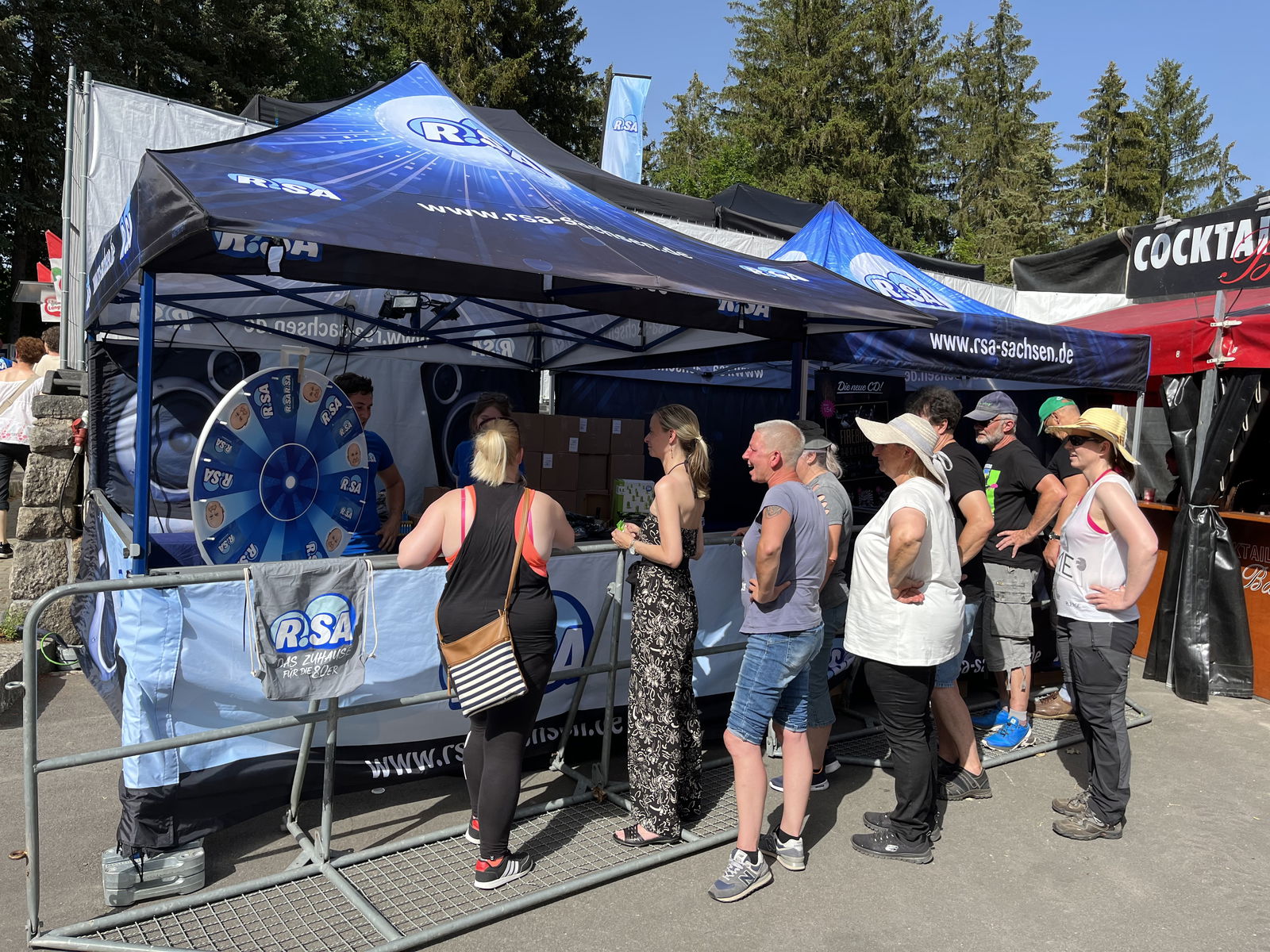 Zuschauer am Merchandise-Stand