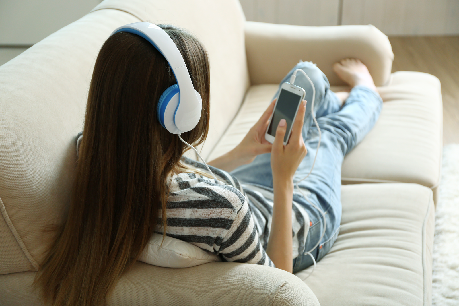 Musik hören App Handy Sofa