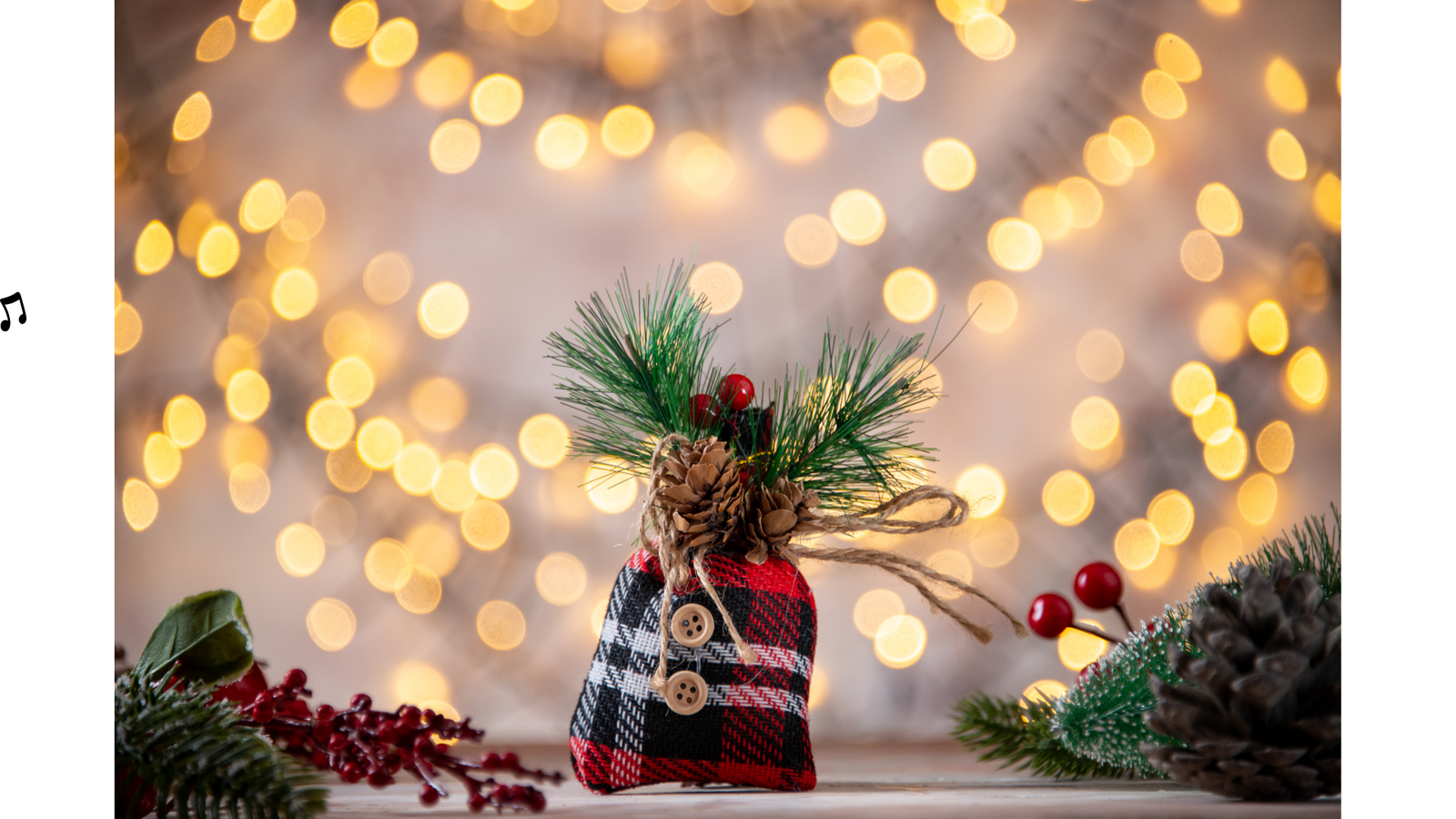 Säckchen, im Hintergrund Lichterketten, Tannenzweige, Weihnachtsdekoration
