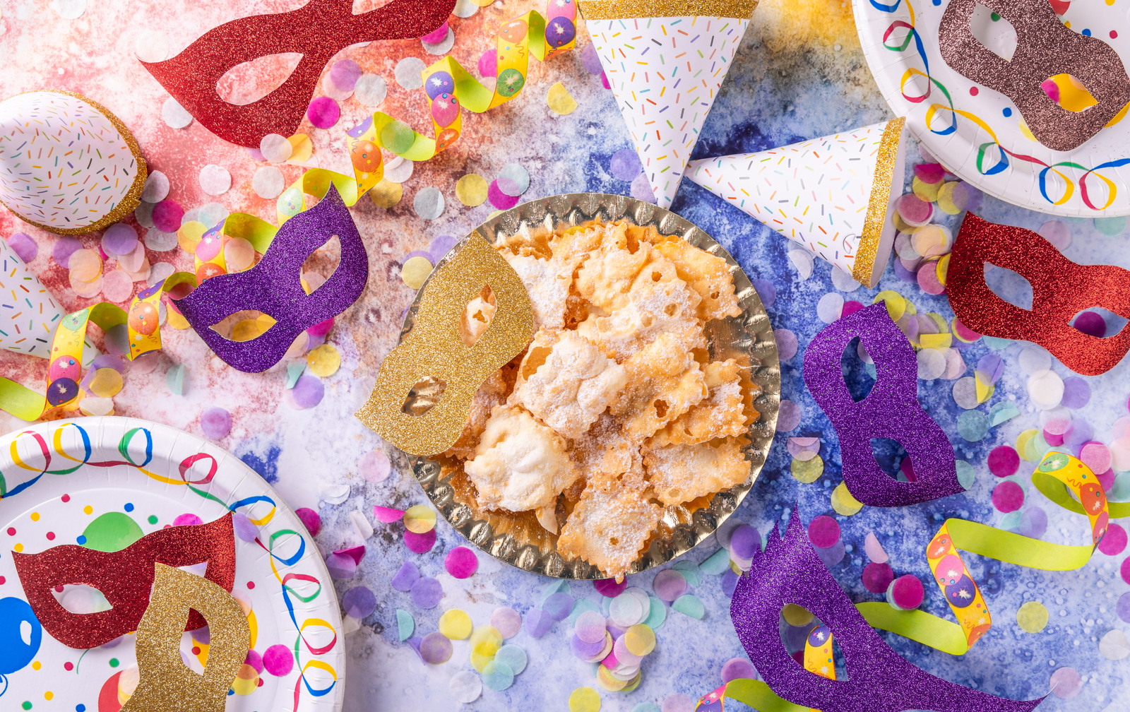 Ein für Fasching passend gedeckter Tisch