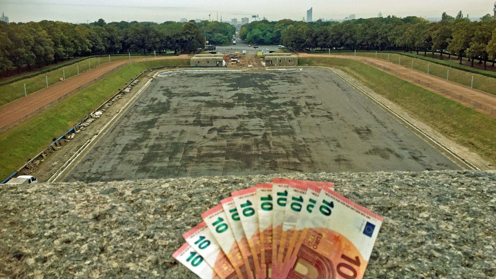 Super-Poschi hat 100 Euro am Völkerschlachtdenkmal "gefunden"