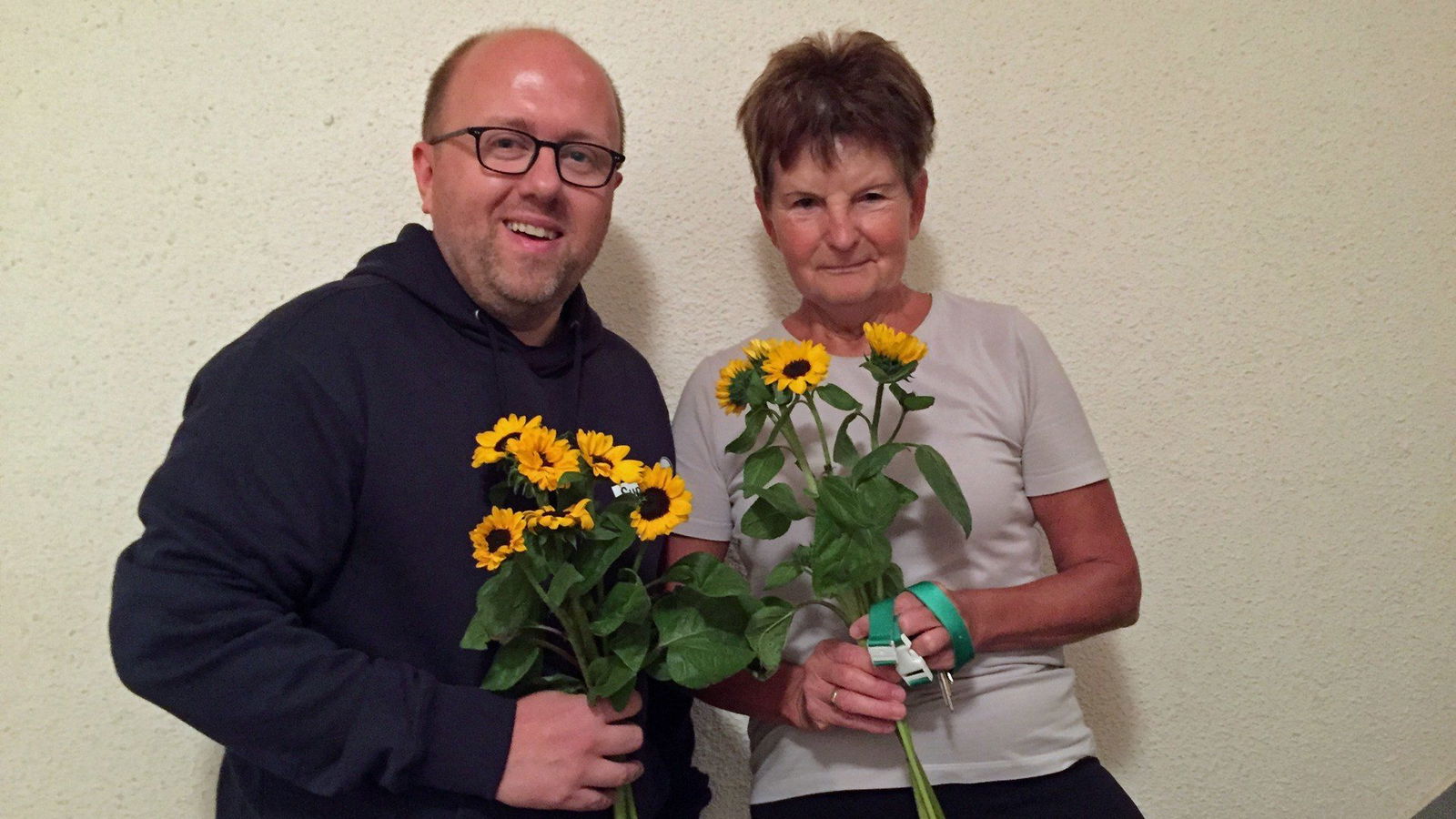 Super-Poschi überbringt die Blumen