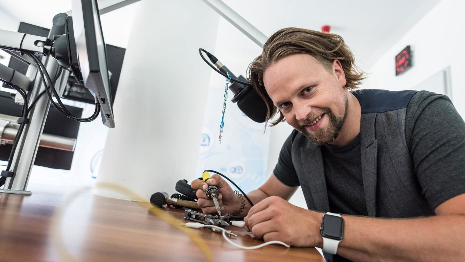 Martin Lobst im Studio mit Technik 2 1080