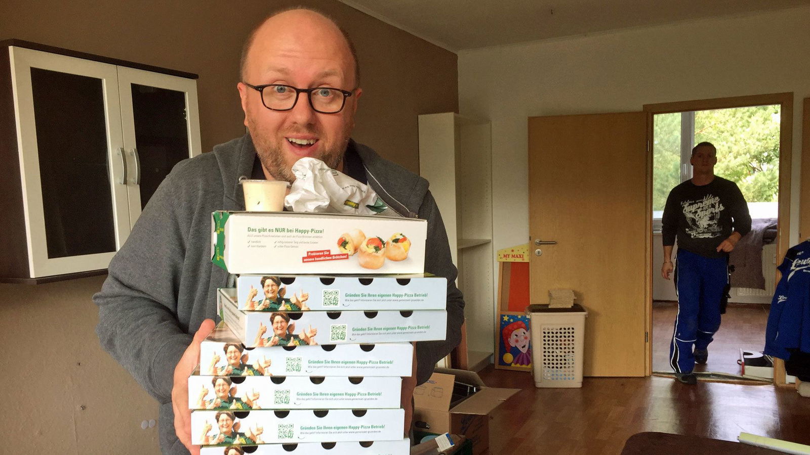 Super-Poschi mit Pizza