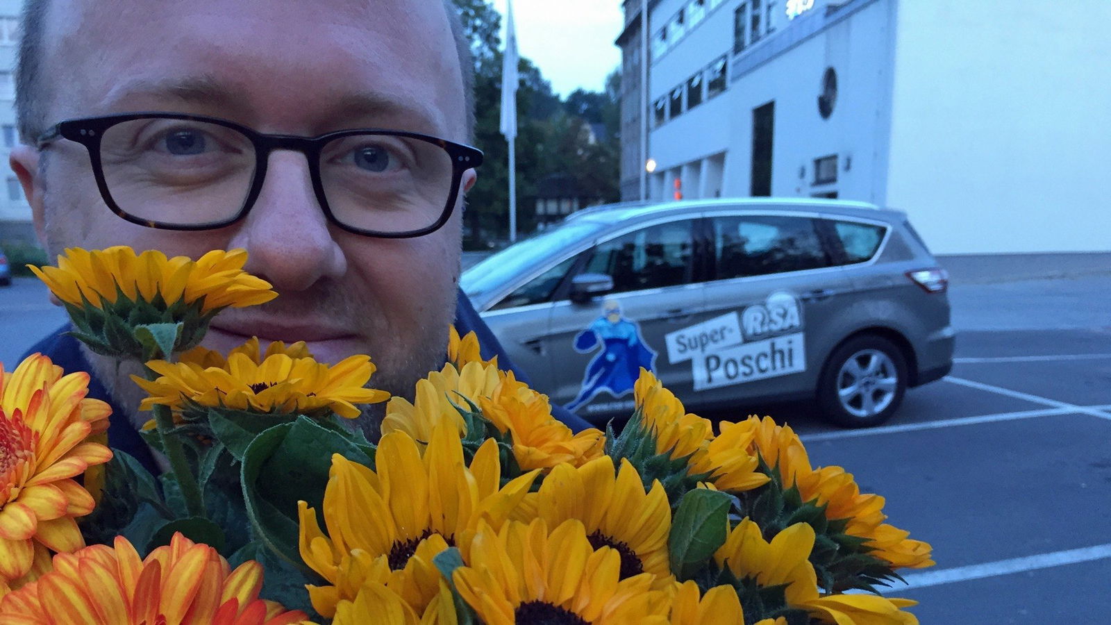 Super-Poschi mit Blumen