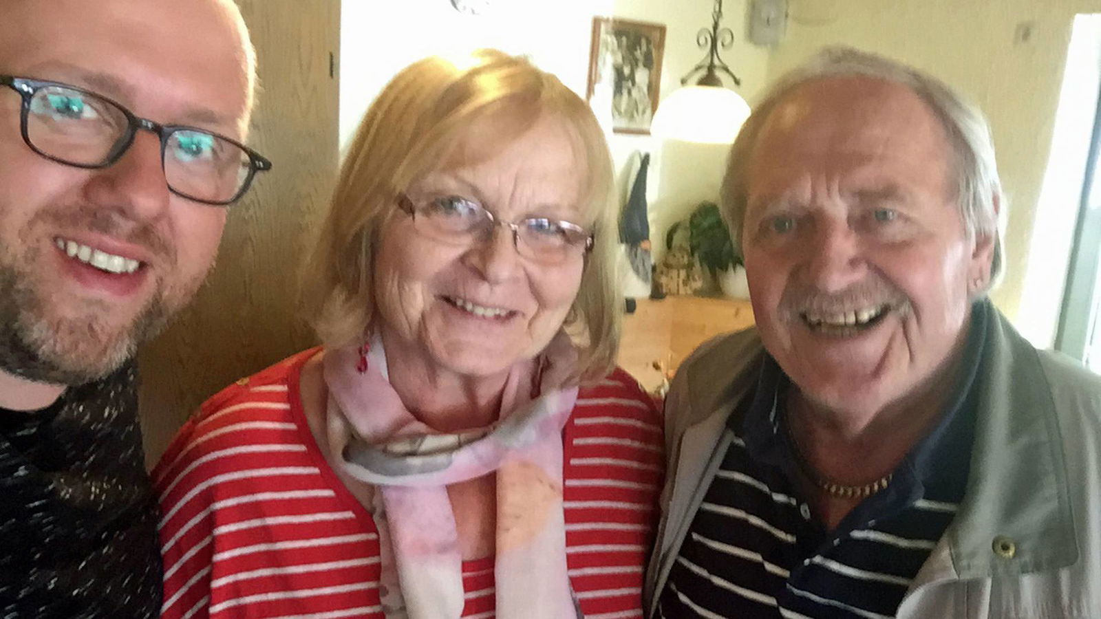 Super-Poschi mit dem Hochzeitspaar