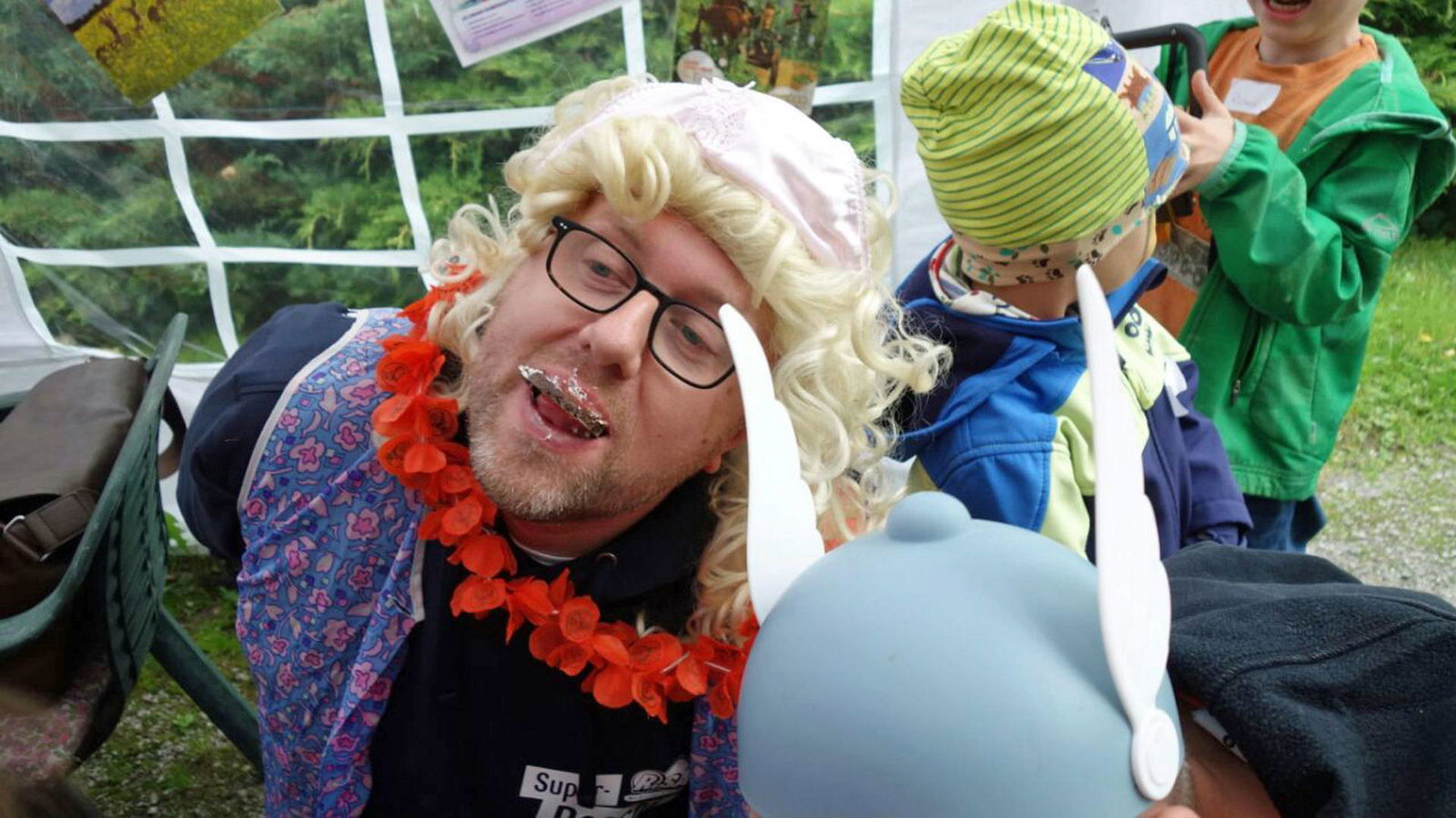 Super-Poschi beim Schokokusswettessen