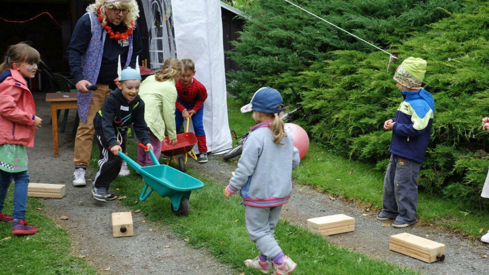 Super-Poschi beim Schubkarrenrennen