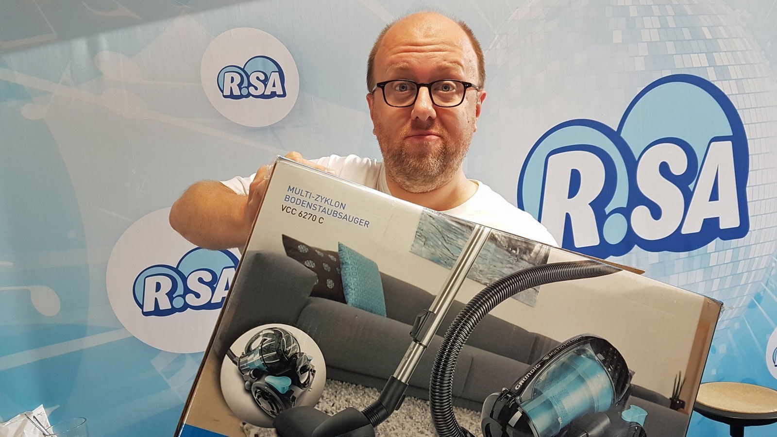 Super-Poschi mit Staubsauger