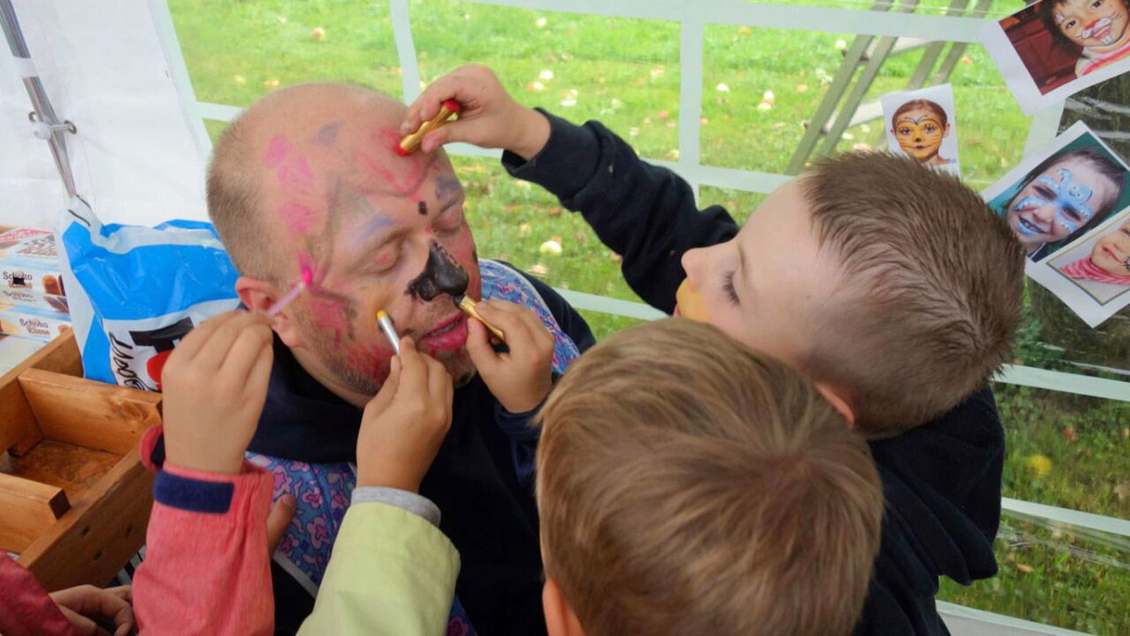 Super-Poschi wird geschminkt