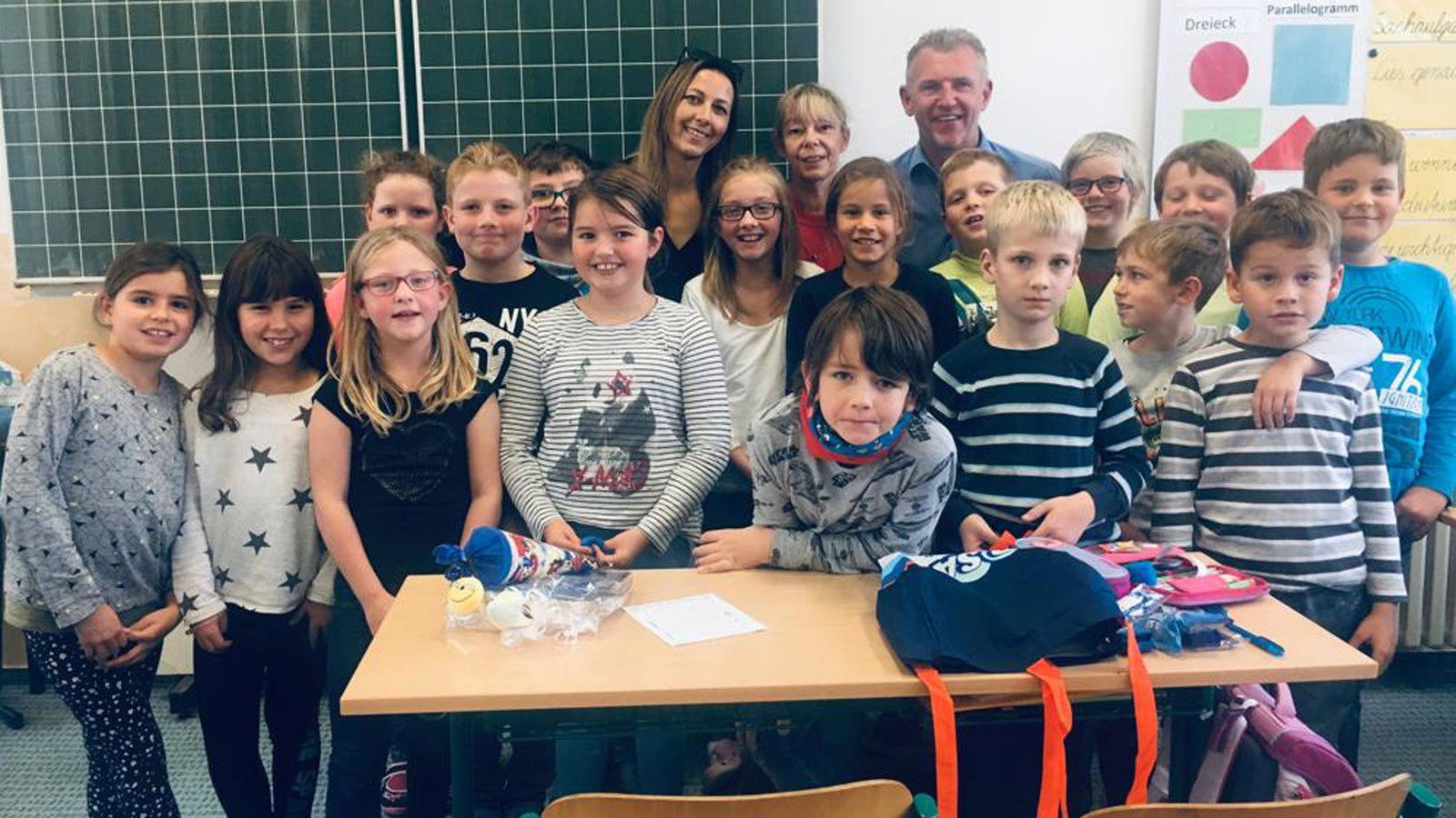 Uwe Fischer versucht sich als Grundschullehrer