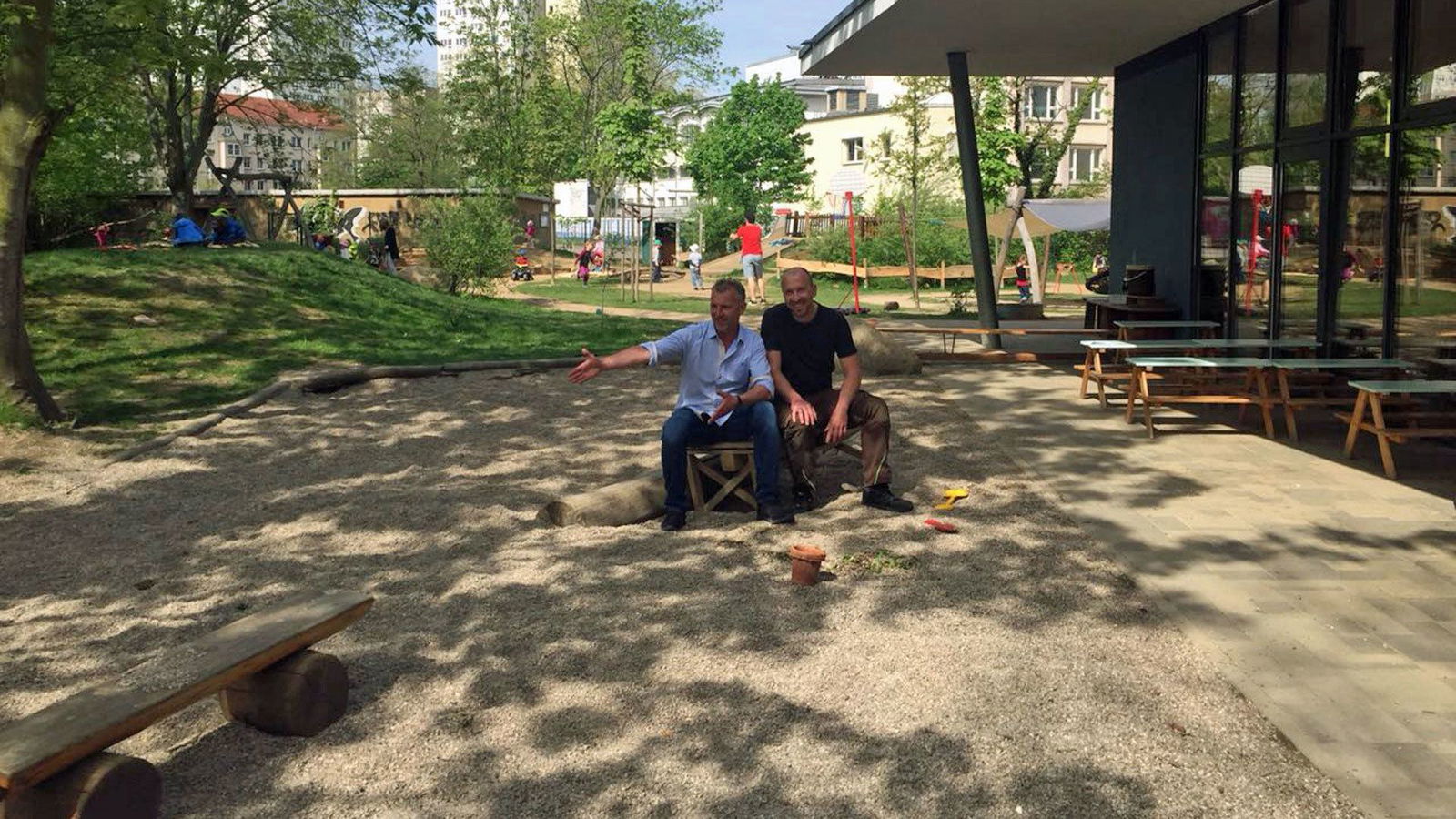 Uwe Fischer mit Hausmeister Dirk Mühler