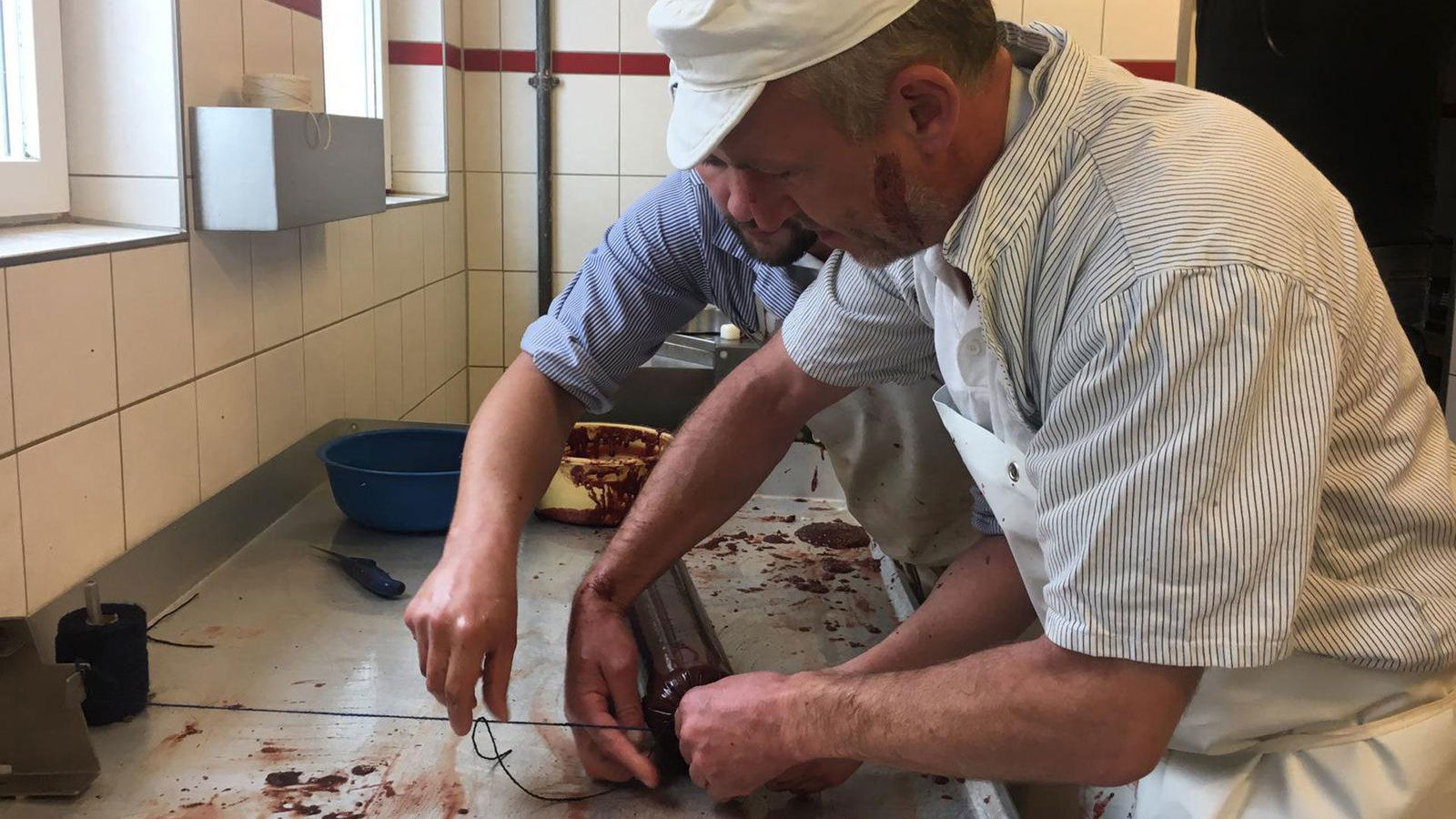 Hier wird die Blutwurst gemengt