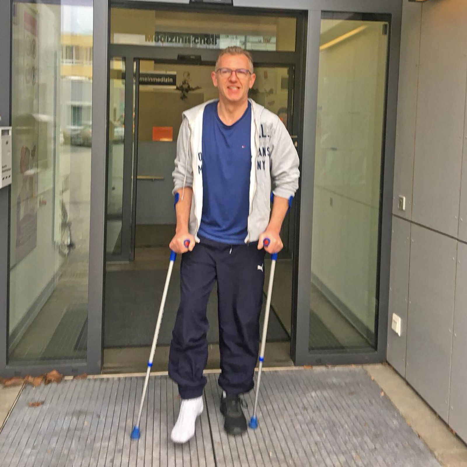 Uwe Fischer mit Krücke