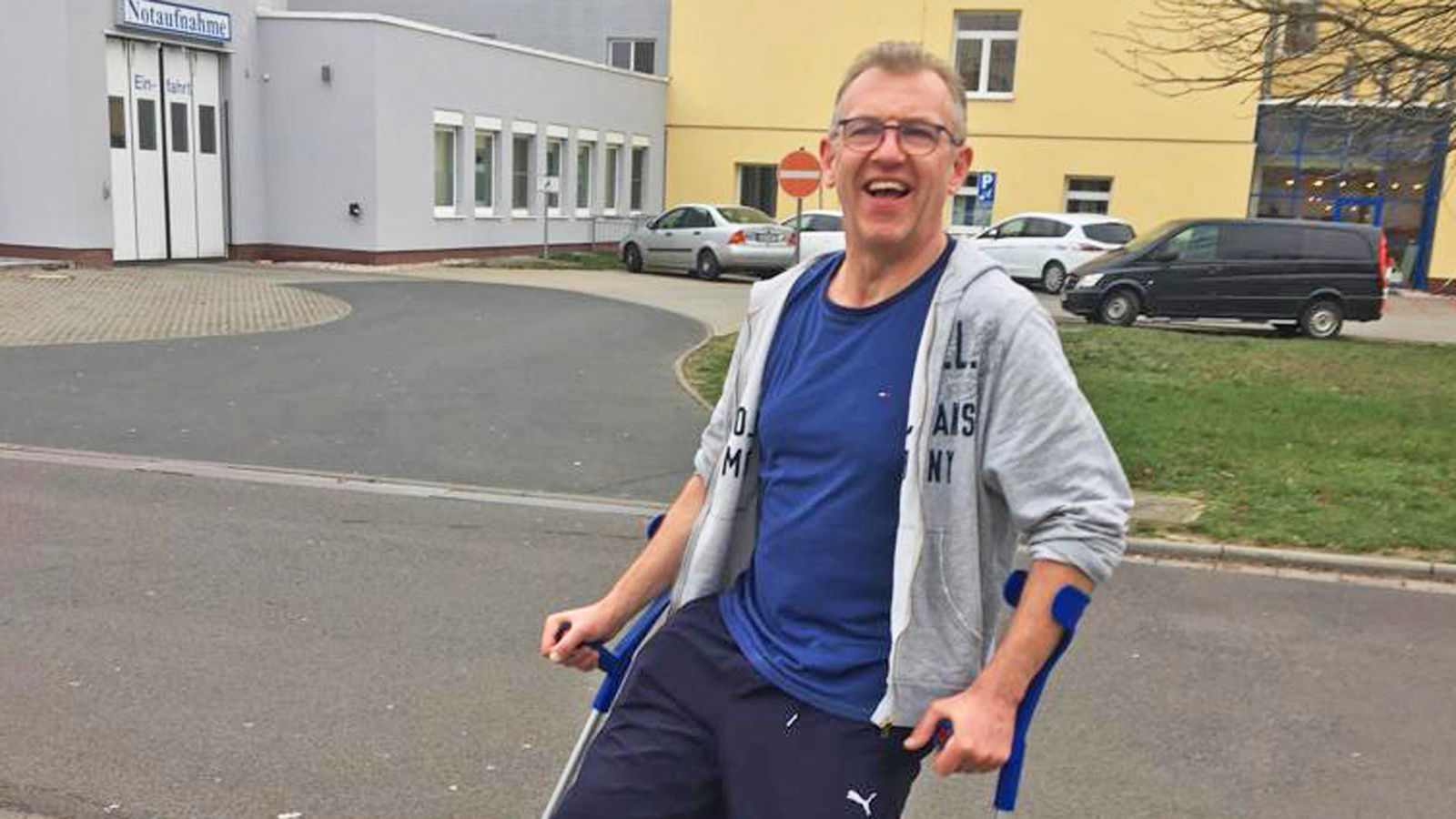 Uwe Fischer mit Krücke 1920