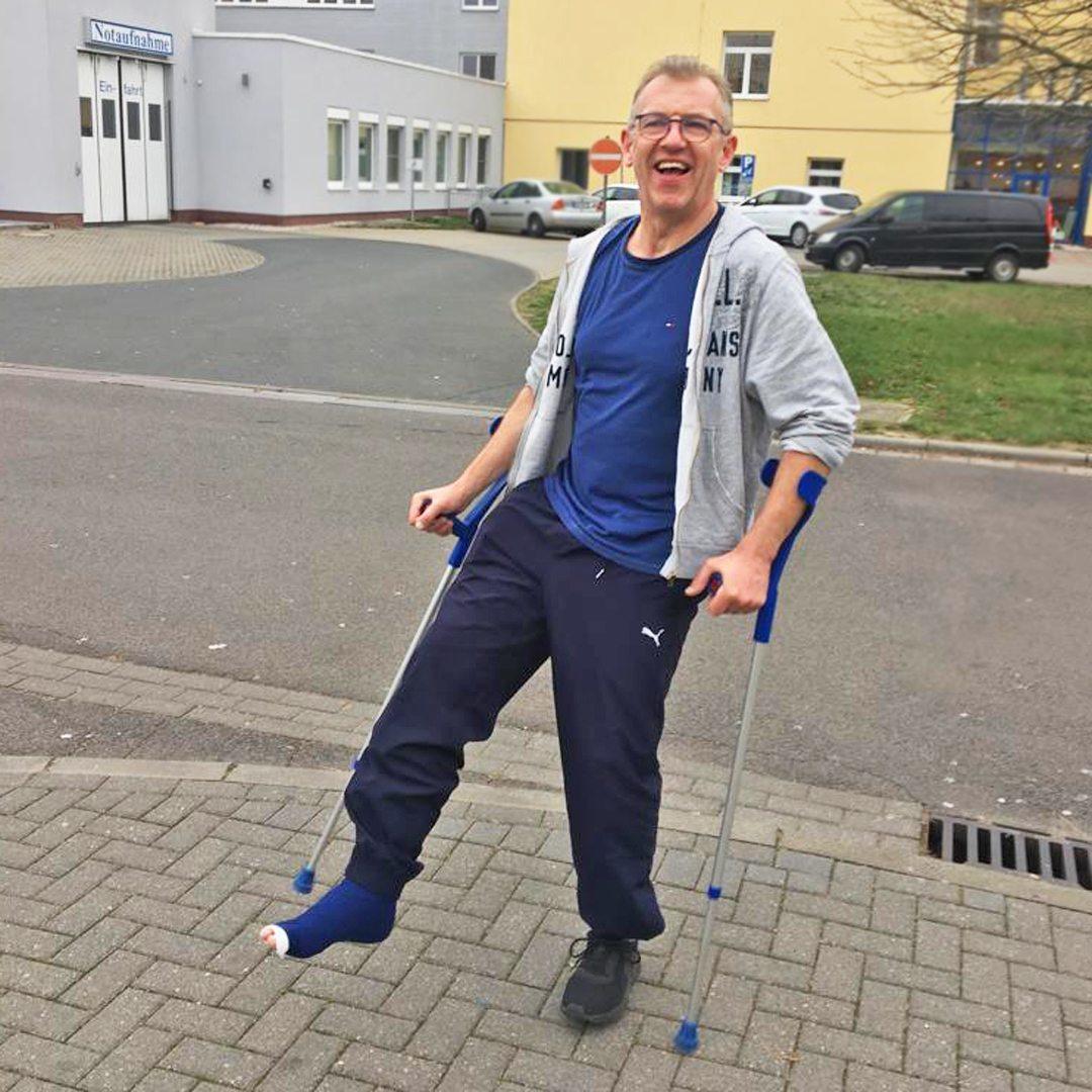 Uwe Fischer mit Krücke