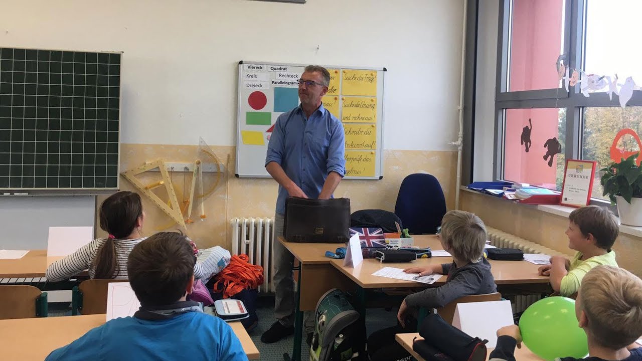 Uwe Fischer versucht sich als Grundschullehrer